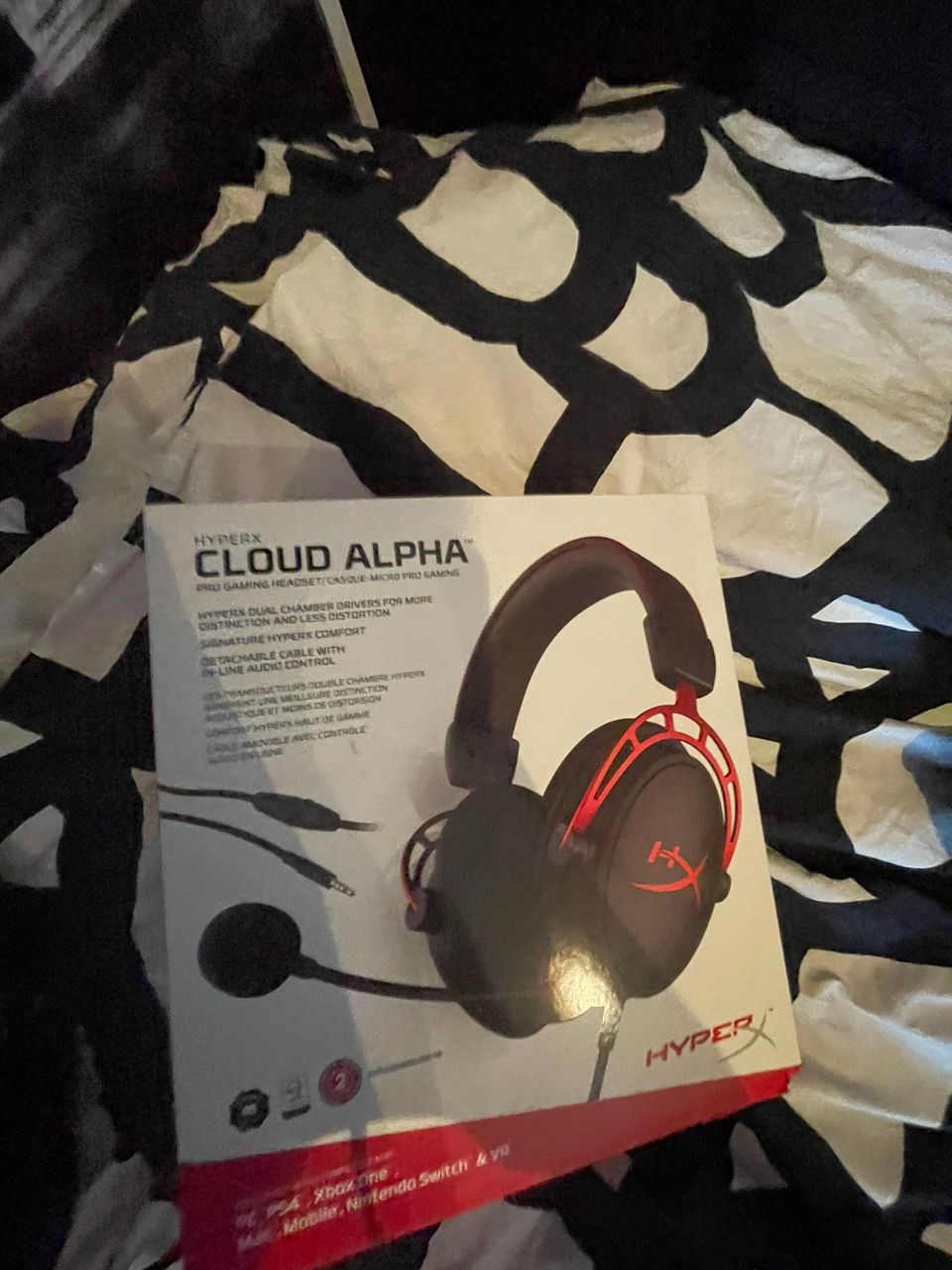 Uuden veroiset Hyperx cloud alpha kuulokkeet.