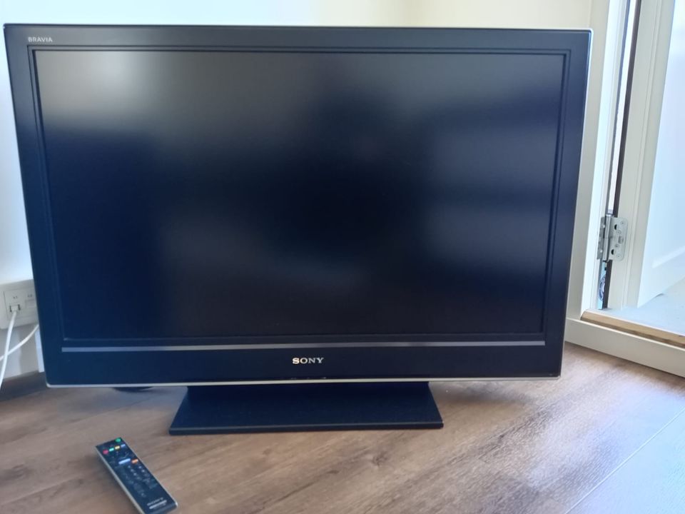 SONY TV 40"- SIISTI JA NAARMATON- ei Smart