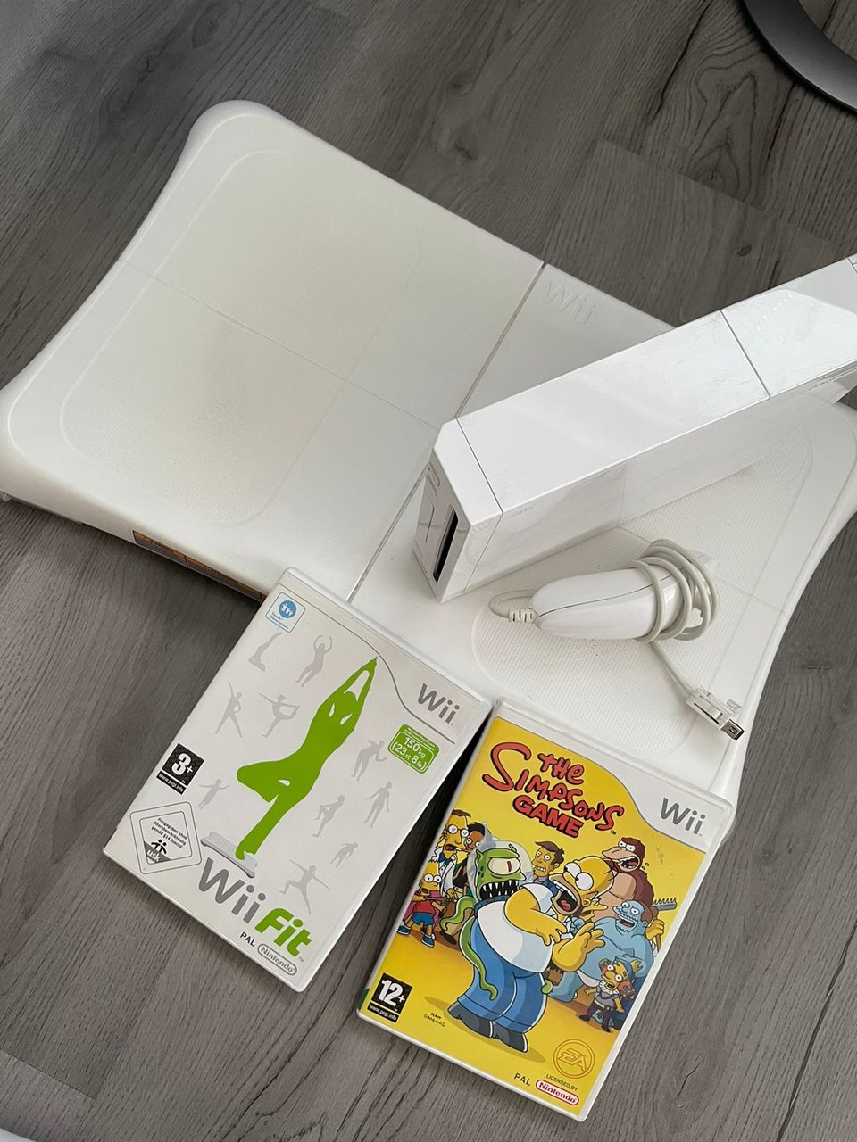 Nintendo Wii + Wii Fit lauta + 2 peliä