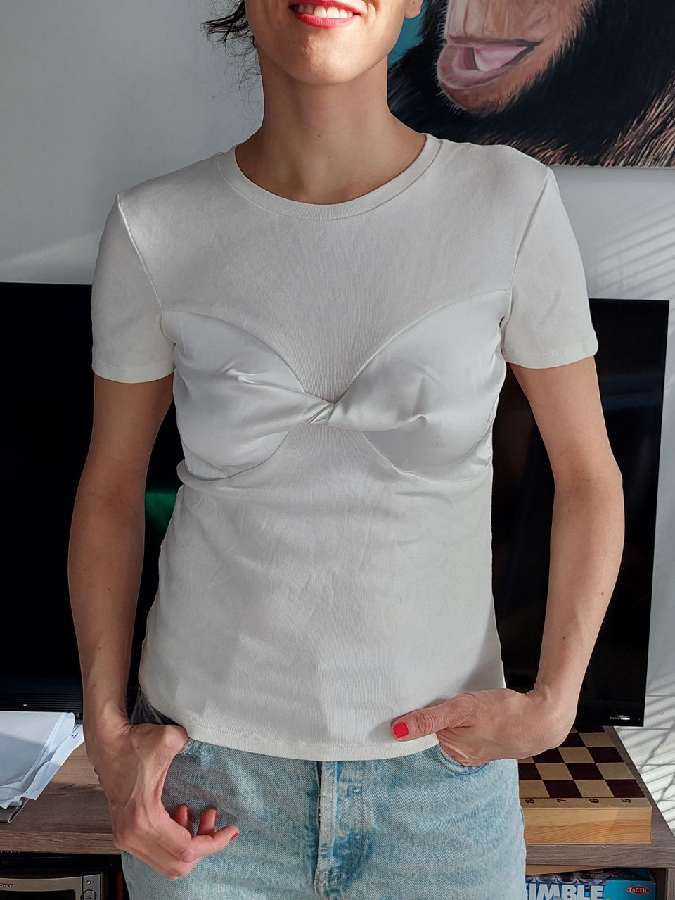 T-paita, jossa on rintaliiviyksityiskohta