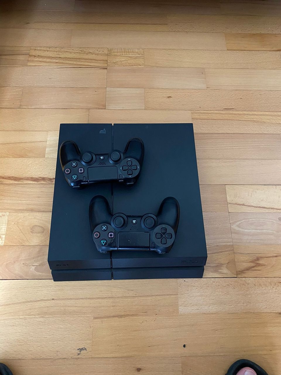 Playstation 4 + 2 ohjainta