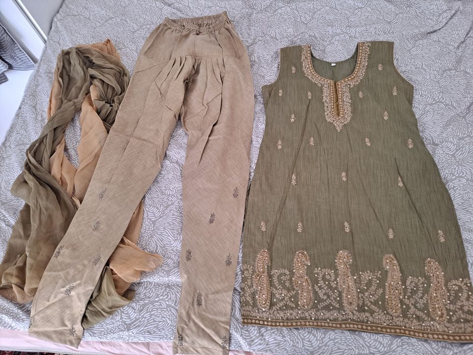 Nepalissa teetetty kurta suruwal vaatesetti tunikamekko, housut ja huivi