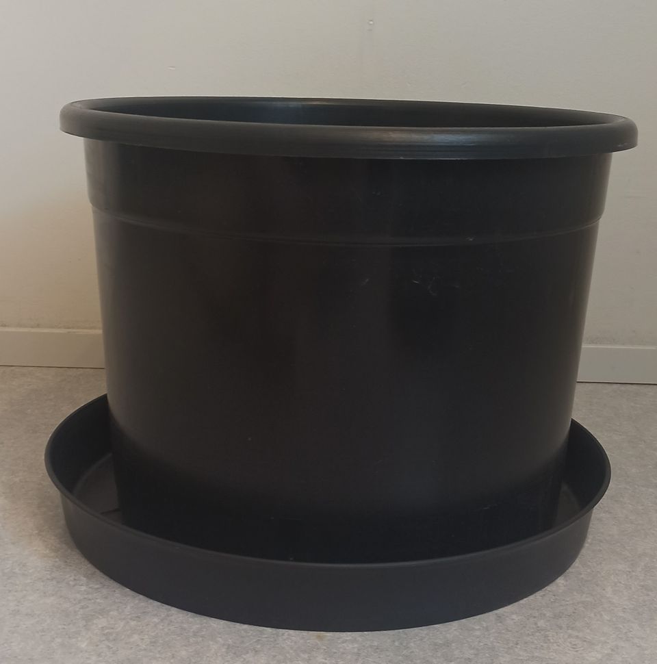 Ruukku 37 L alustalla, musta, Plant pot 37 L with tray, black
