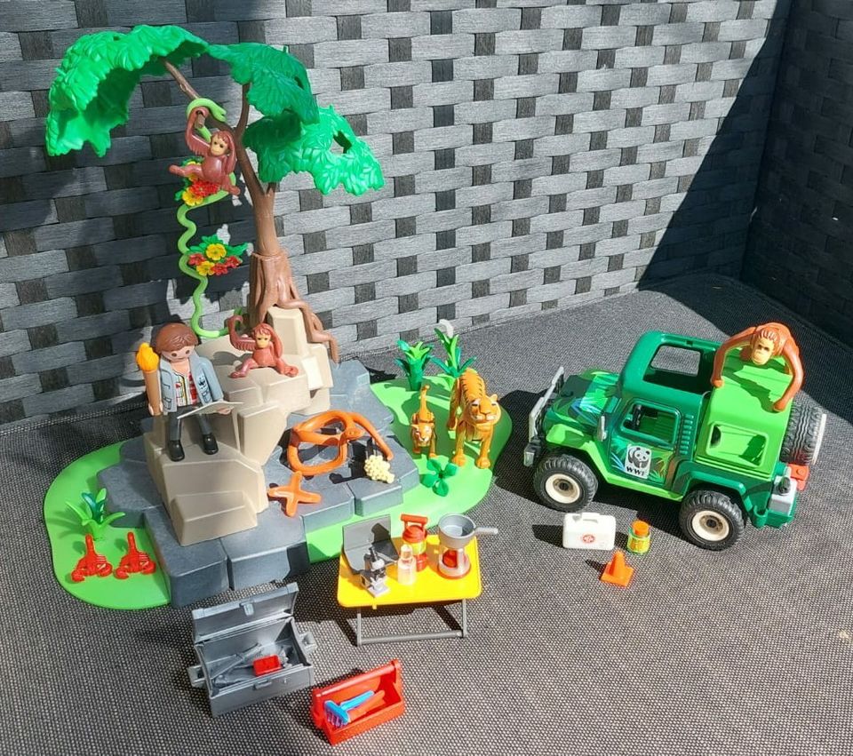 Playmobil 5274 WWF Jungle Animals with Researcher and Off-Road Vehicle