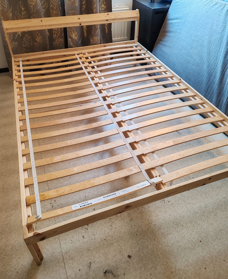 IKEA bed frame (140*200 cm)