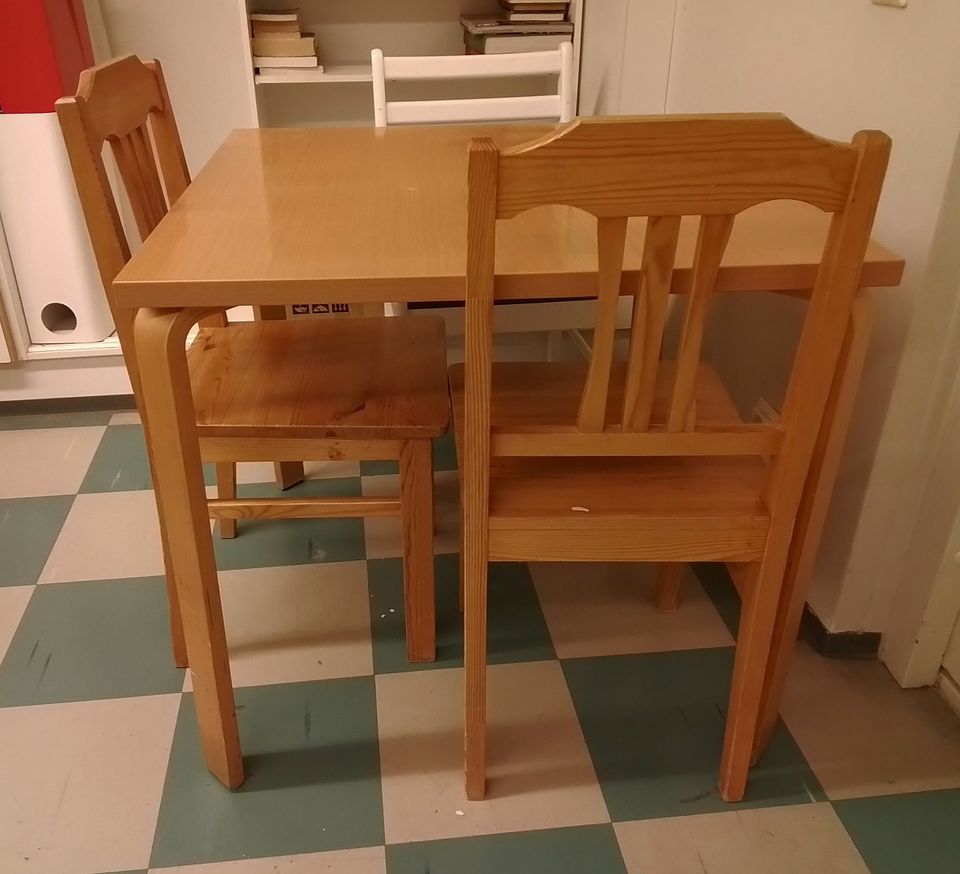 Pöytä ja kaksi tuolia