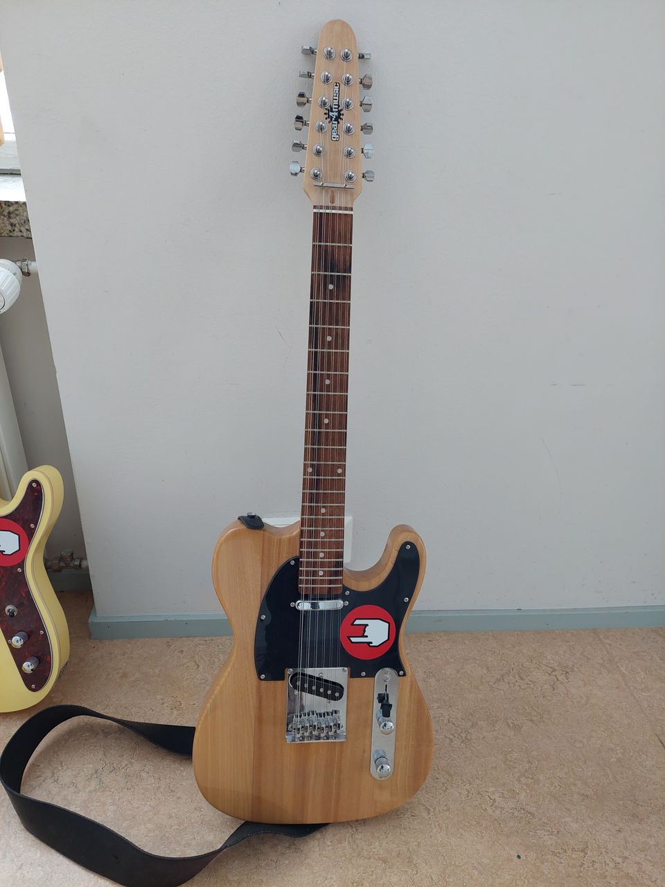 12-kielinen Telecaster-malli