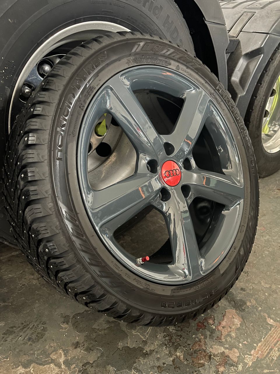 AUDI OEM 5 -Spoke + HAKKAPELIITTA 10 EV 285/40R20