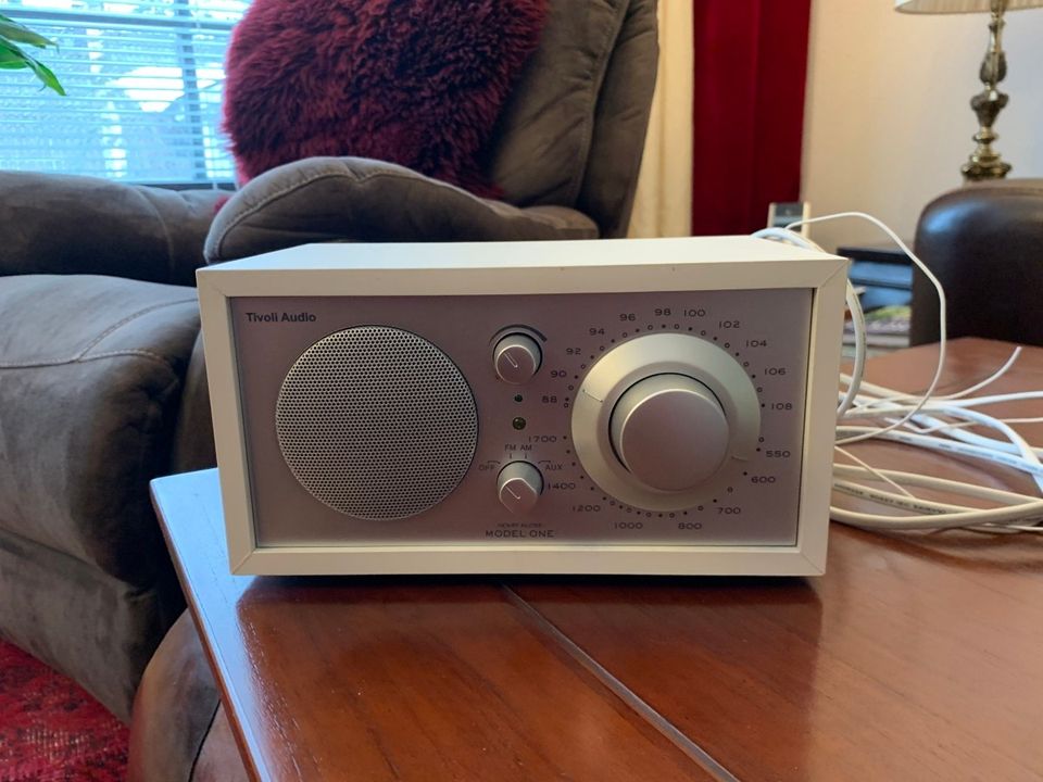 Tivoli Audio Model One valkoinen / hopea pöytäradio