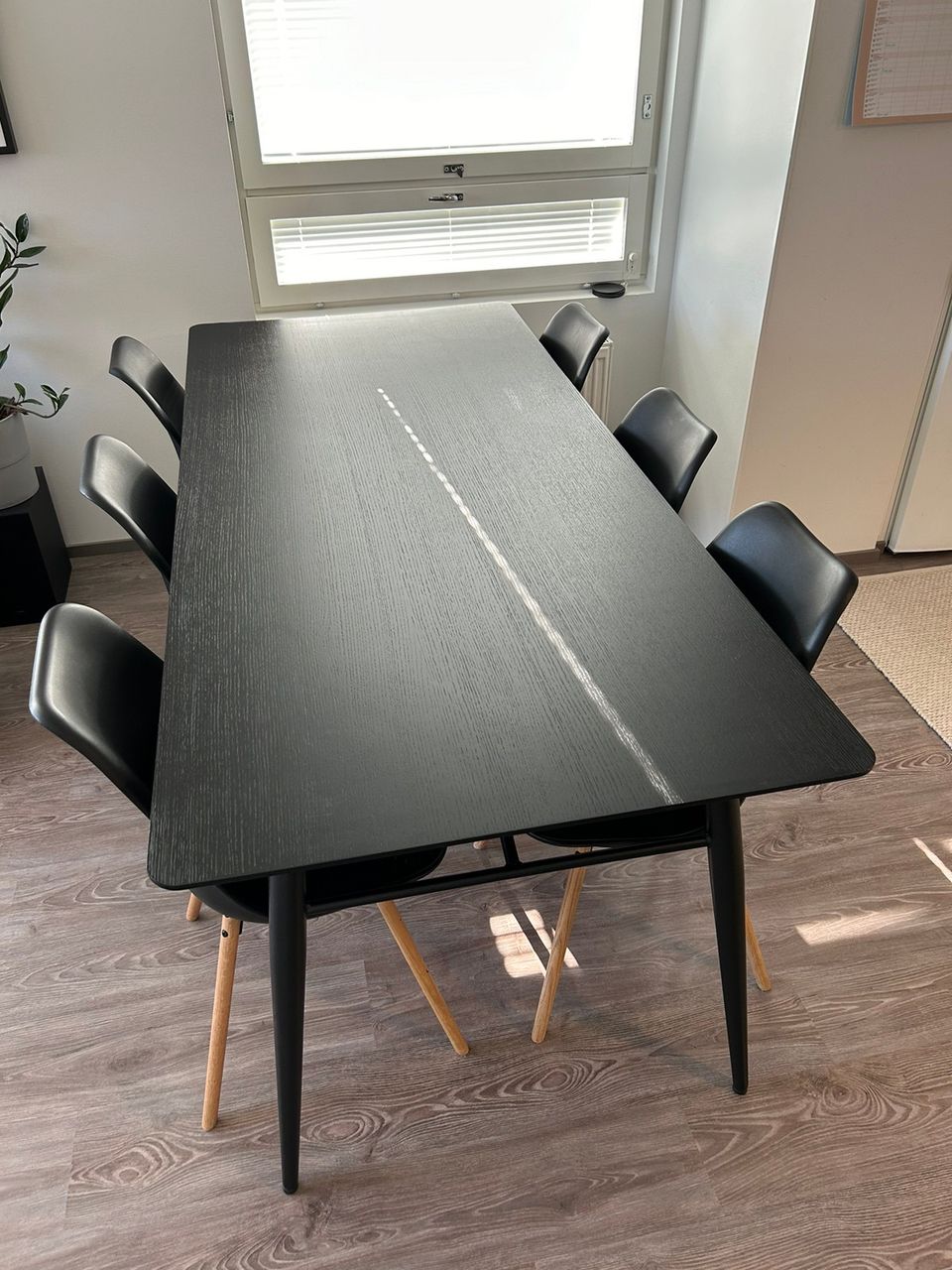 Musta pitkä ruokapöytä