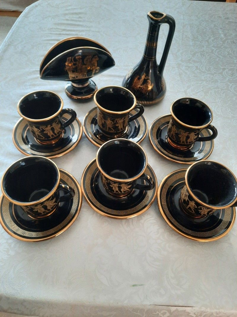 Kreikkalaiset kullatut kahvikupit, servettiteline, pullo