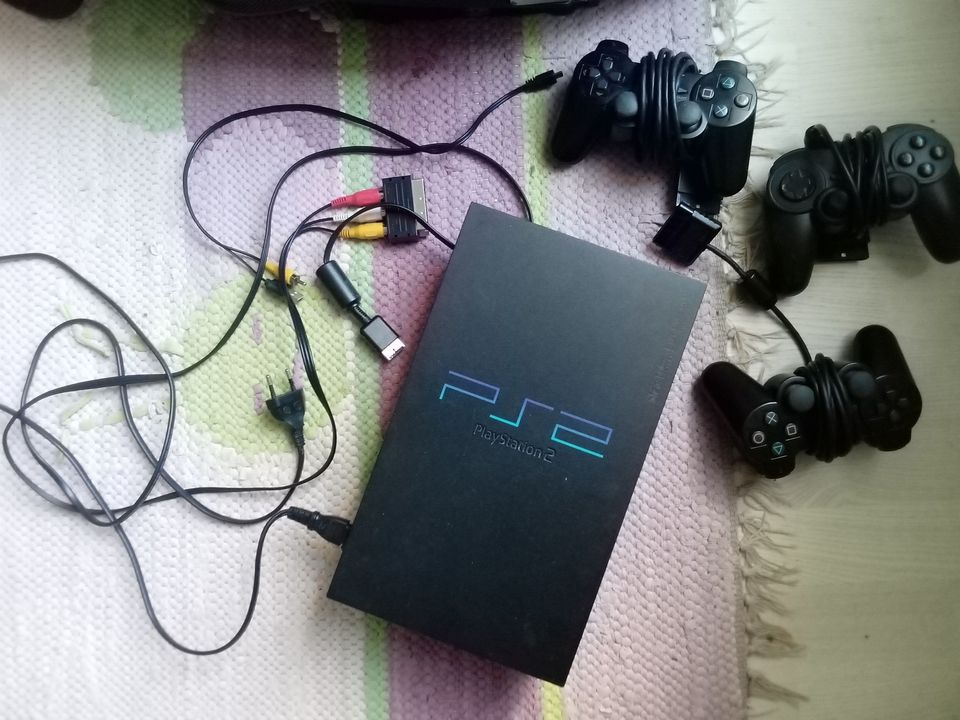 PS2 + 3 ohjainta ja kaapelit