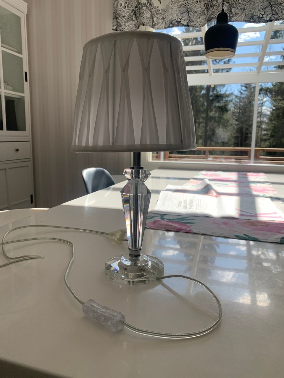 Kaunis pöytälamppu lasisella jalalla