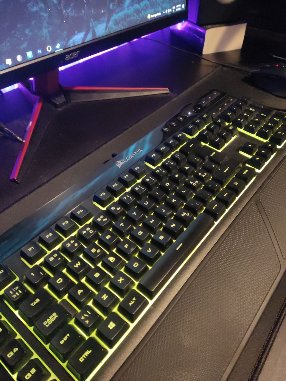 Corsair K55 näppäimistö