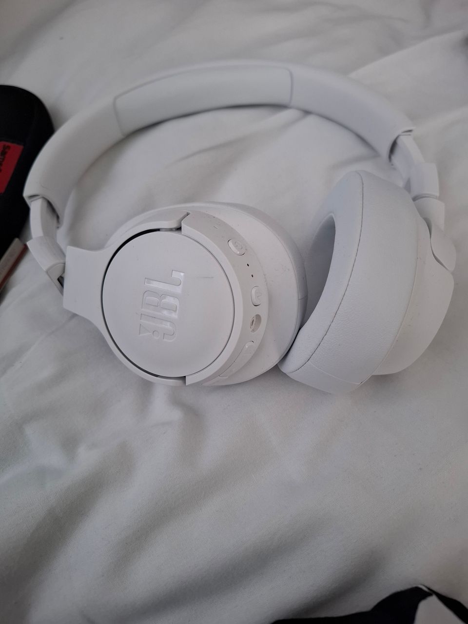 Myydään JBL Tune 760NC-kuulokkeet