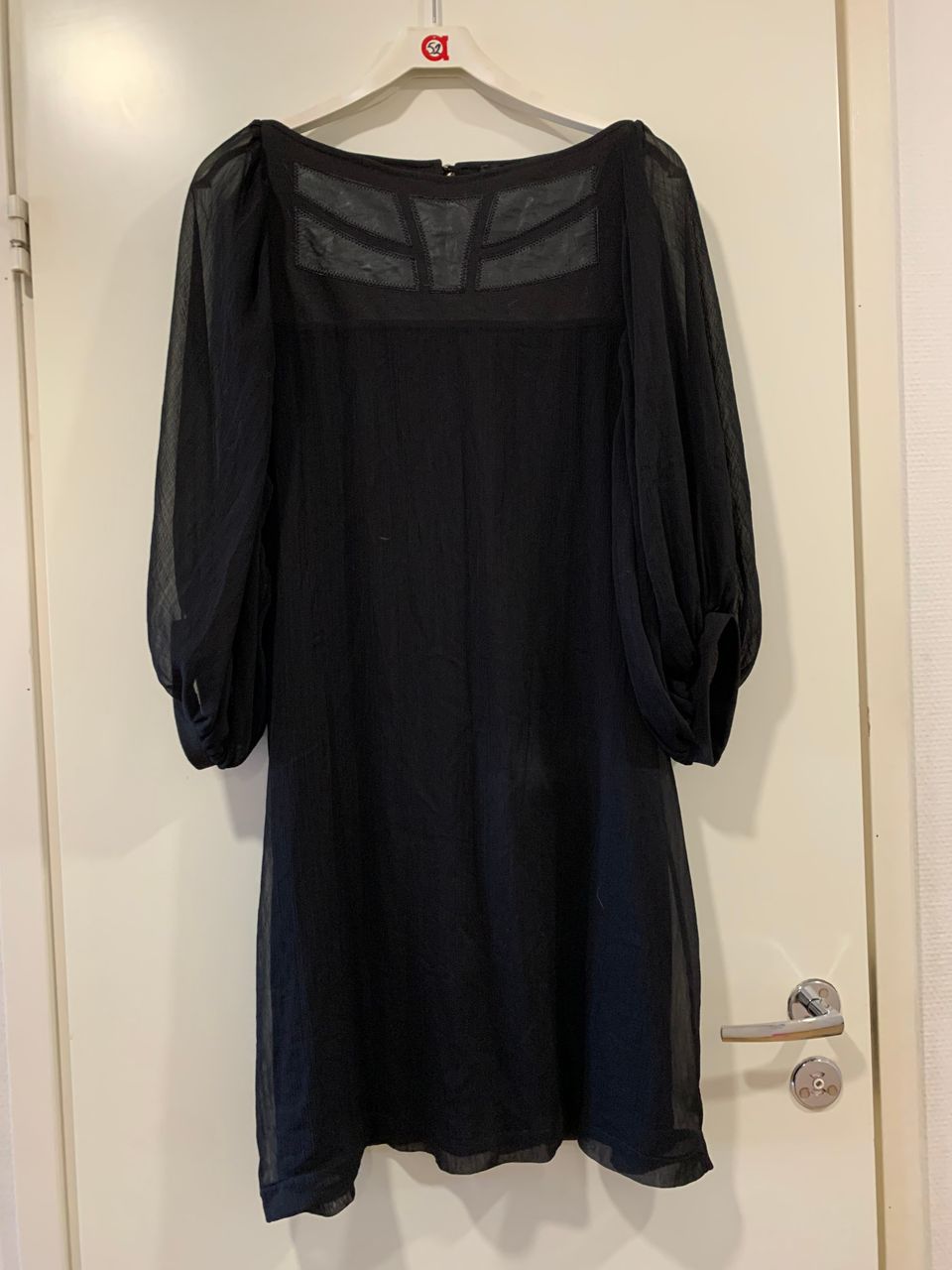 Musta mekko koko L