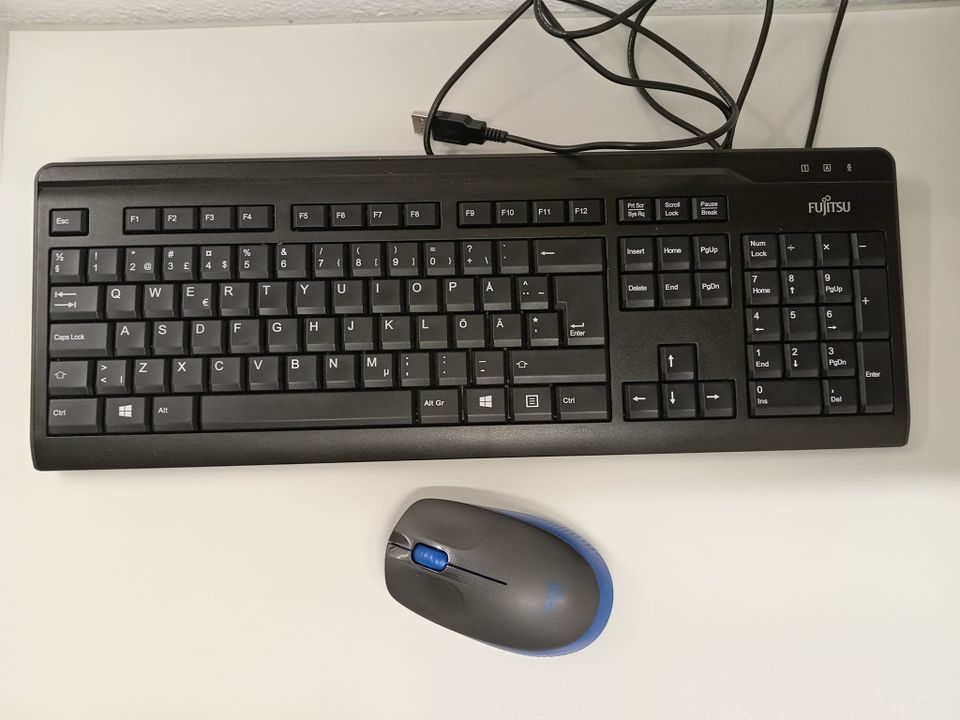 Fujitsu näppäimistö ja Logitech langaton hiiri