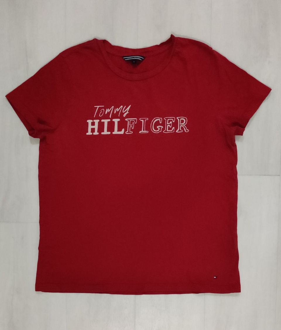 Tommy Hilfiger t-paita tummanpunainen