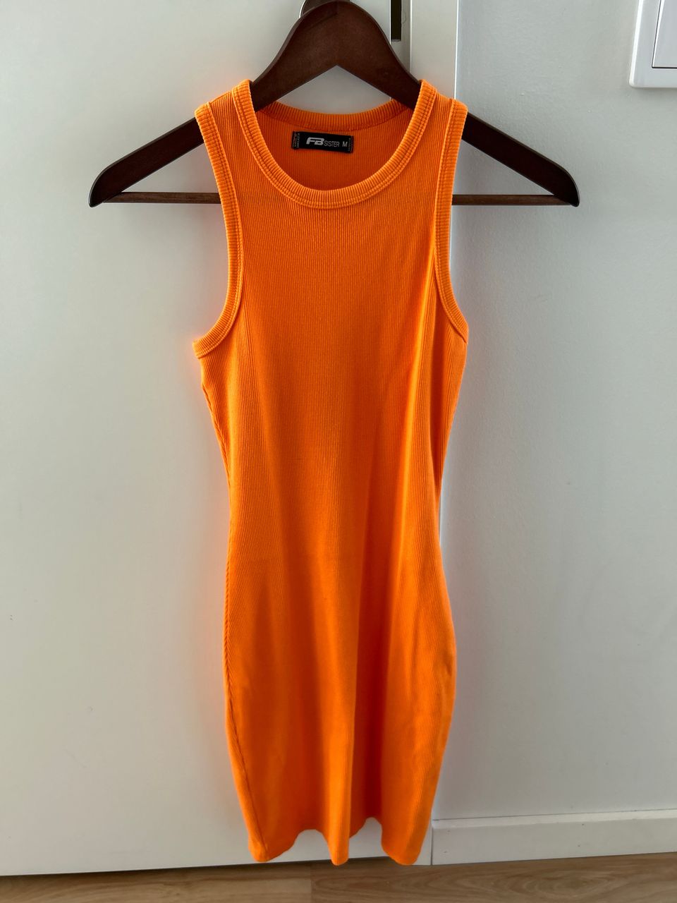 Oranssi mekko