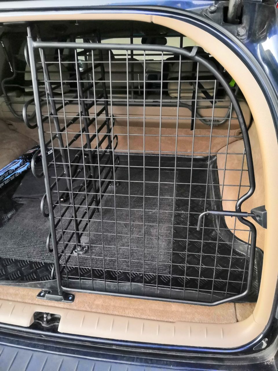 Koiraverkko/koiraveräjä väliseinällä, Volvo V70 mk2