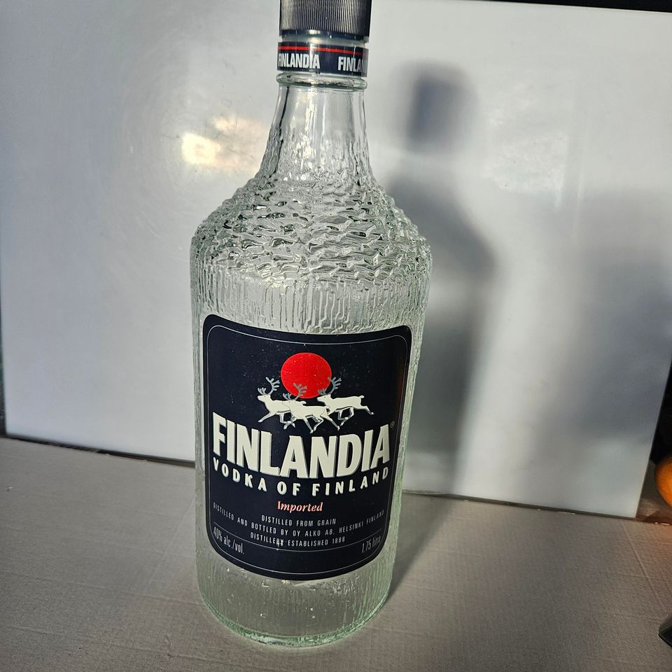 Finlandia vodka pullo 1,75 l (tyhjä)