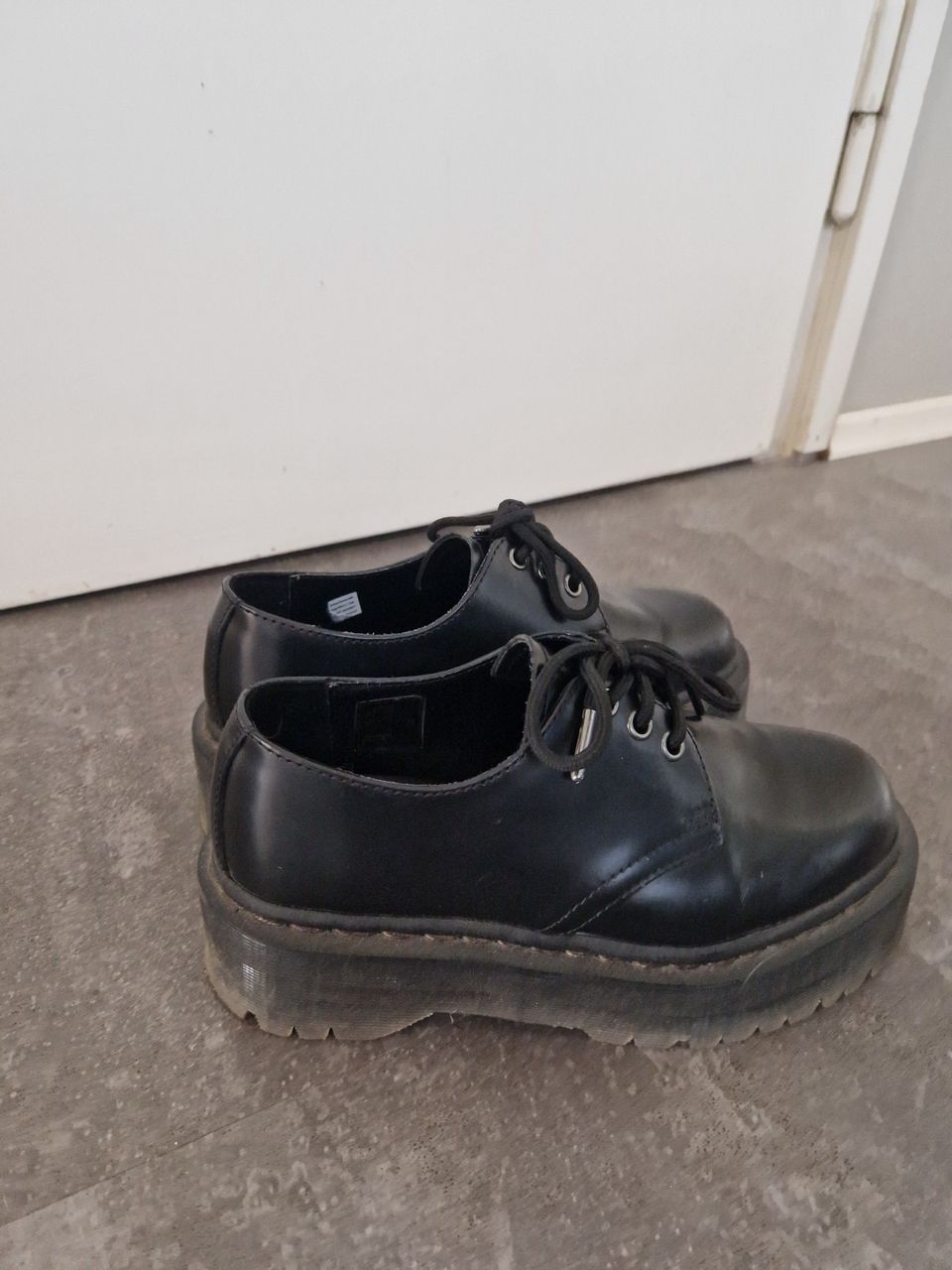 Dr. Martens matalavartiset kengät