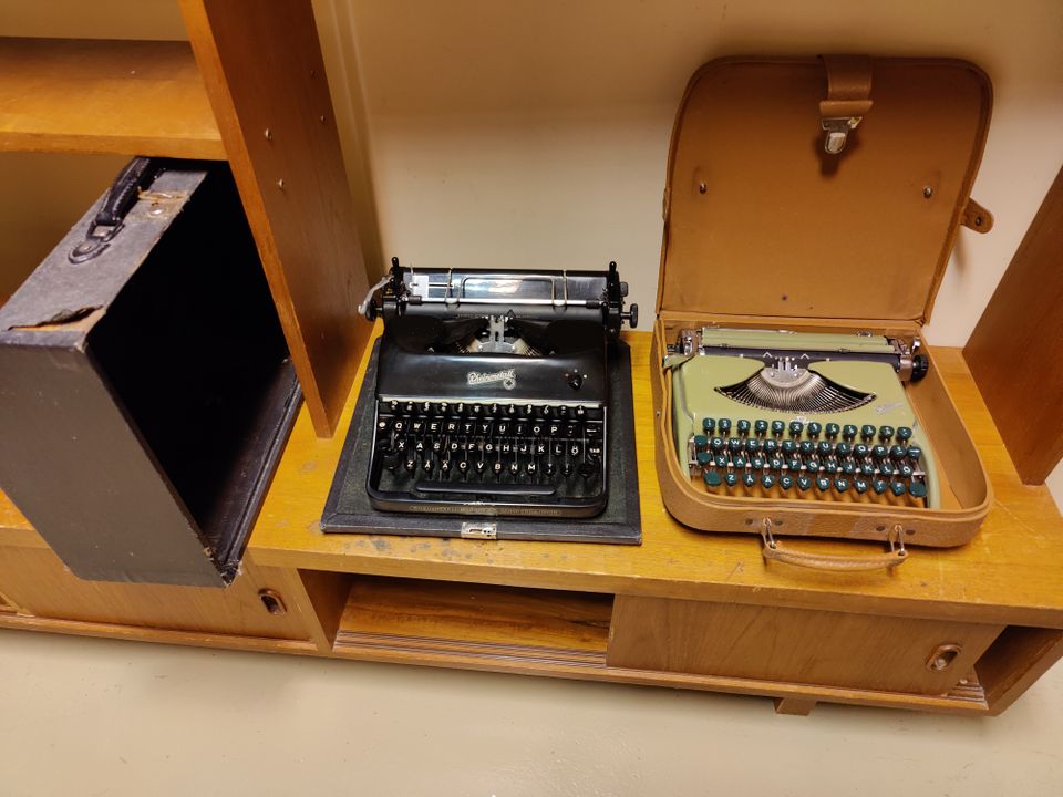 Kaksi Vanhaa kirjoituskonetta.