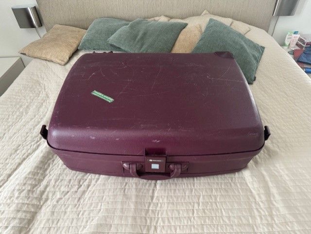 Punainen Delsey matkalaukku