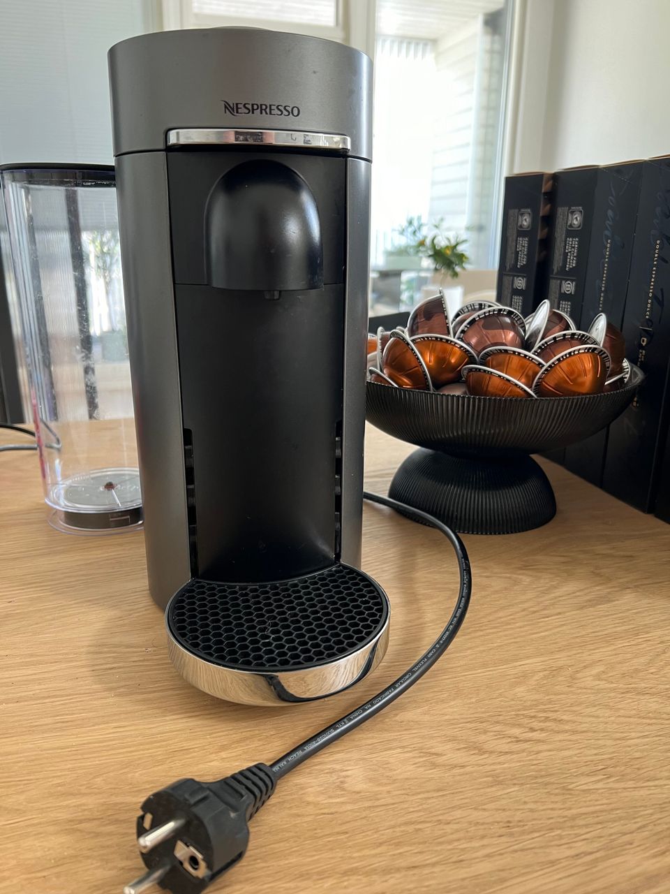 Nespresso vertuo kahvikone + yli 100€ edestä kahvikapseleita