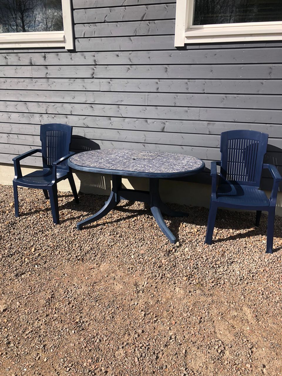 Puutarhapöytä plus tuolit