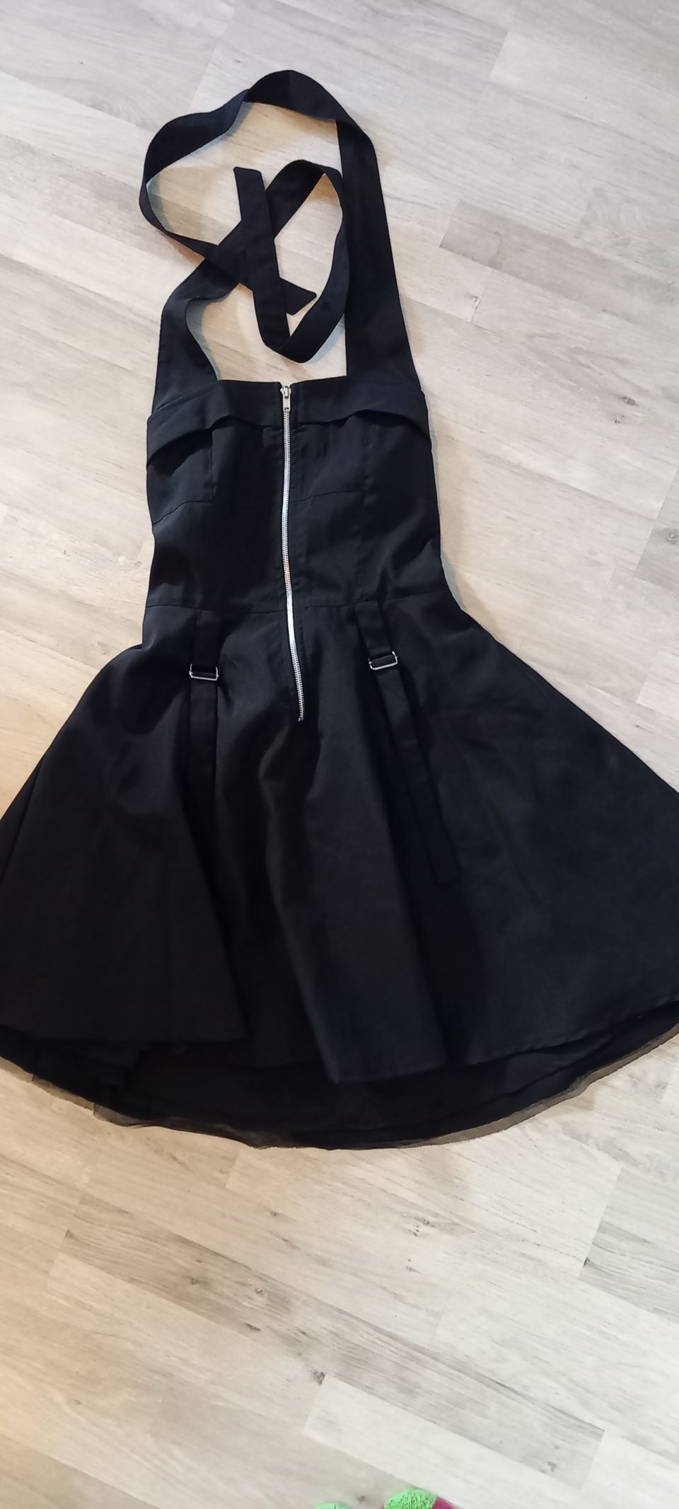 Goottityyppinen musta mekko