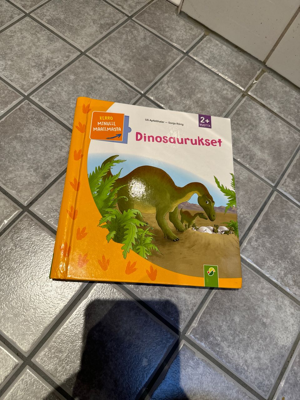 Dinosaurus luukku kirja