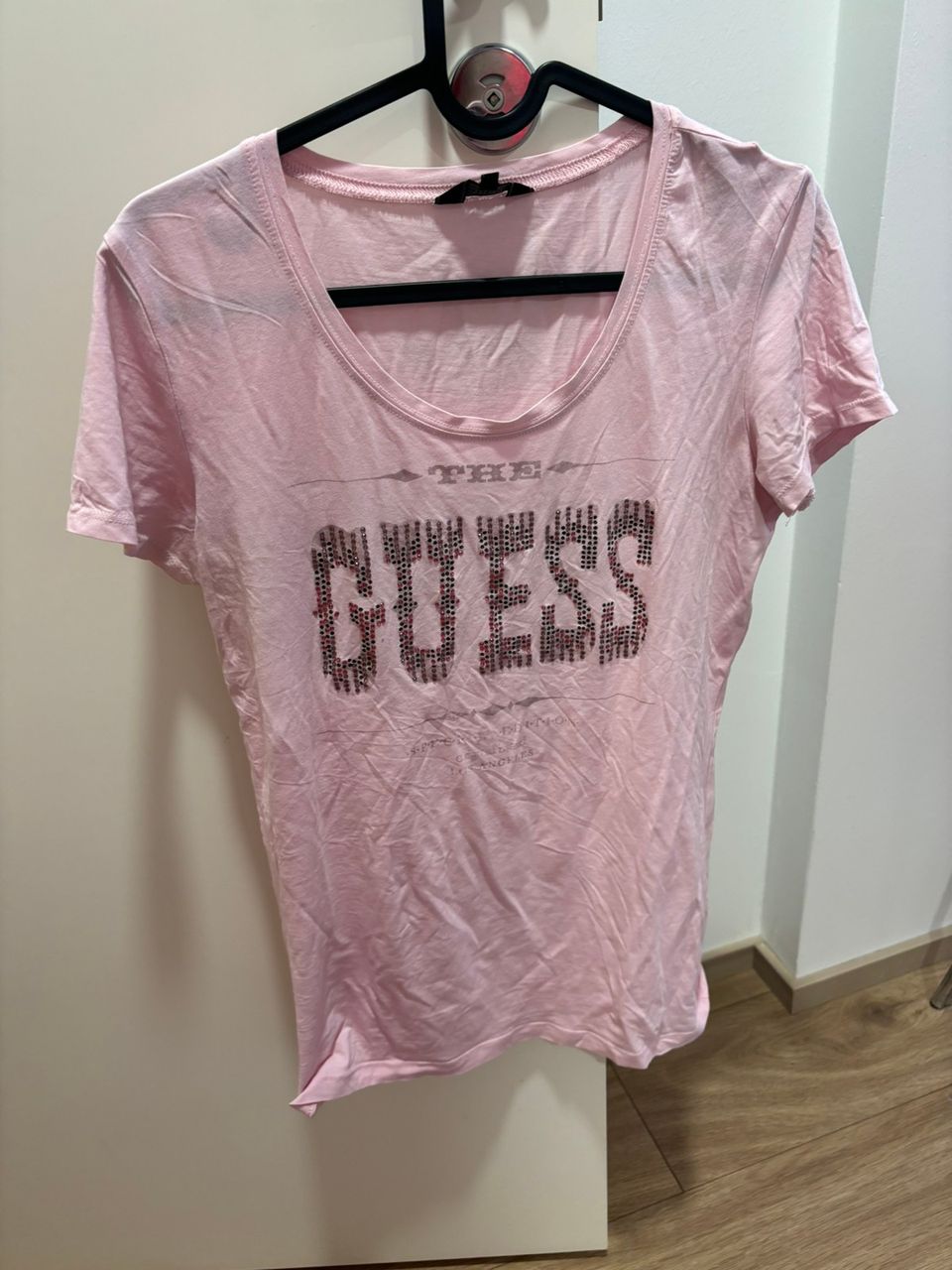 Naisten Vaaleanpunainen GUESS T-paita