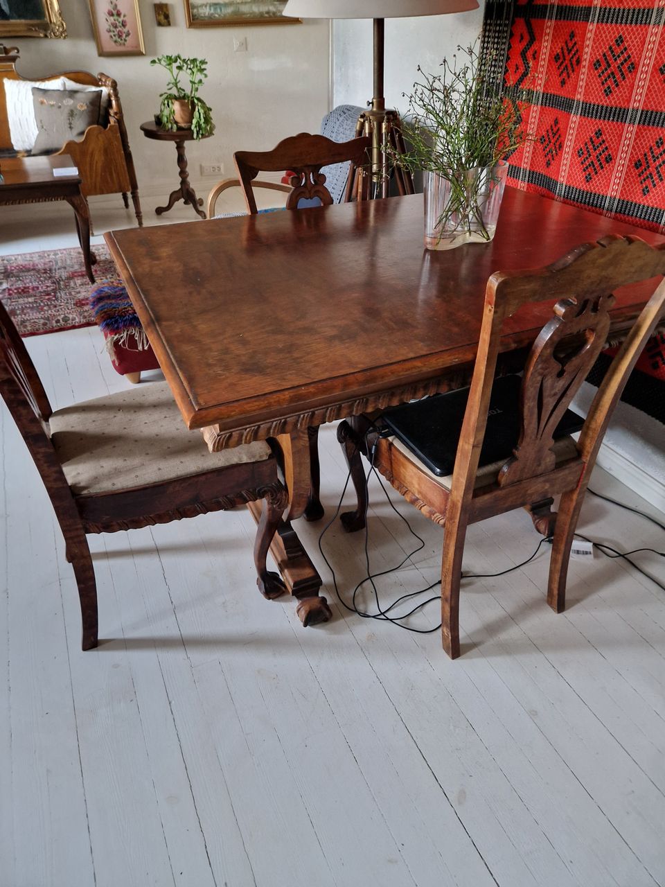 Antiikkinen pöytä
