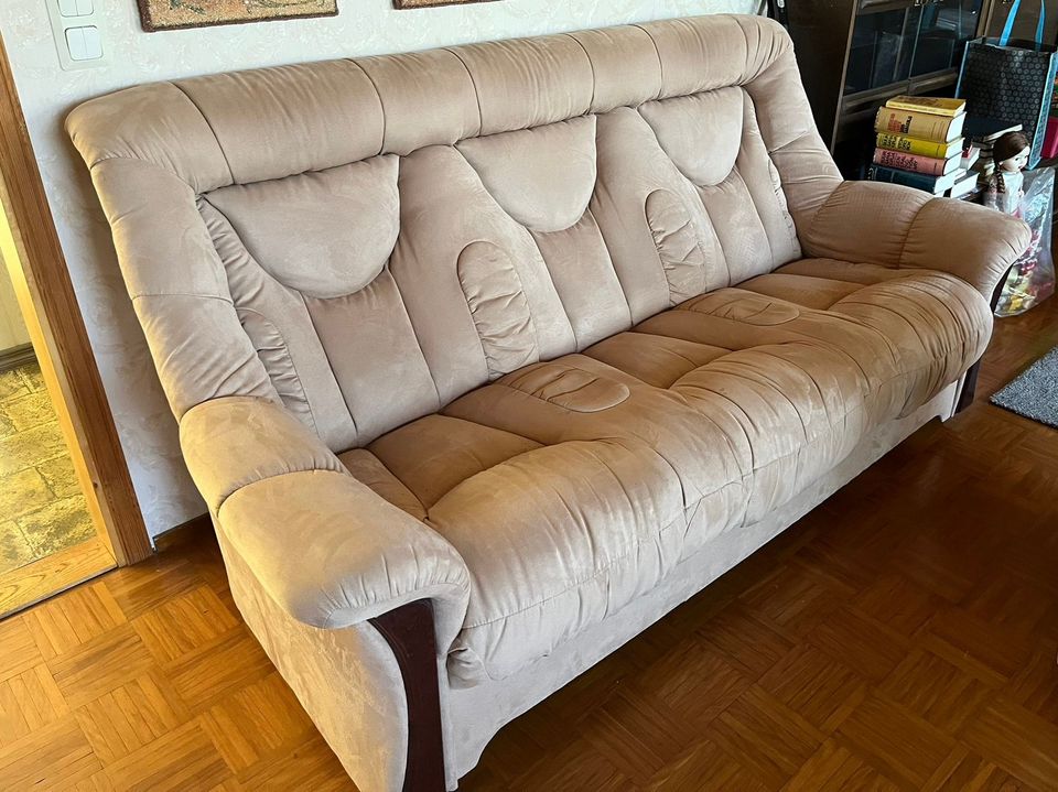 Hyväkuntoinen kolmen istuttava sohva