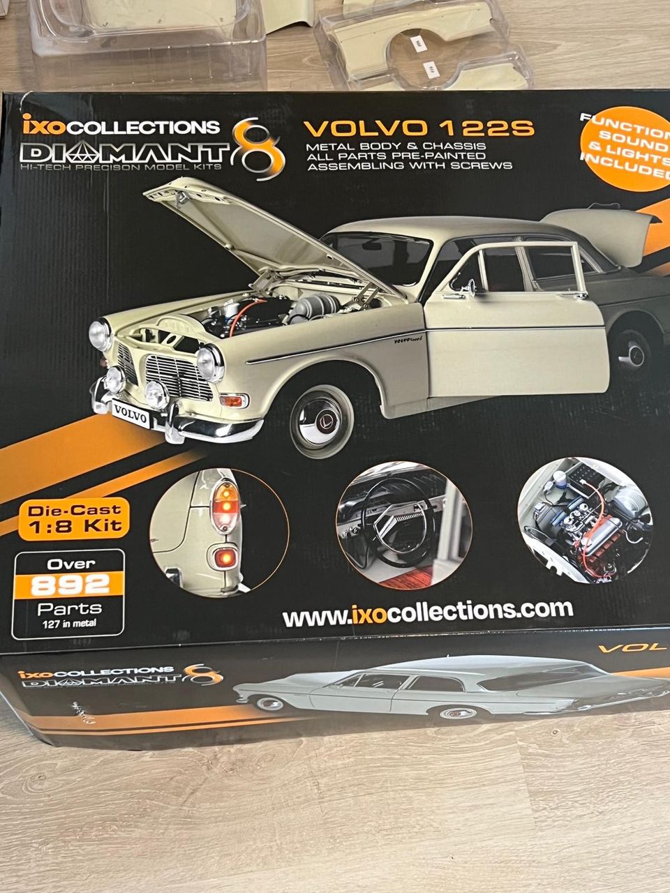 Pienoismalli, koottava Volvo 122S