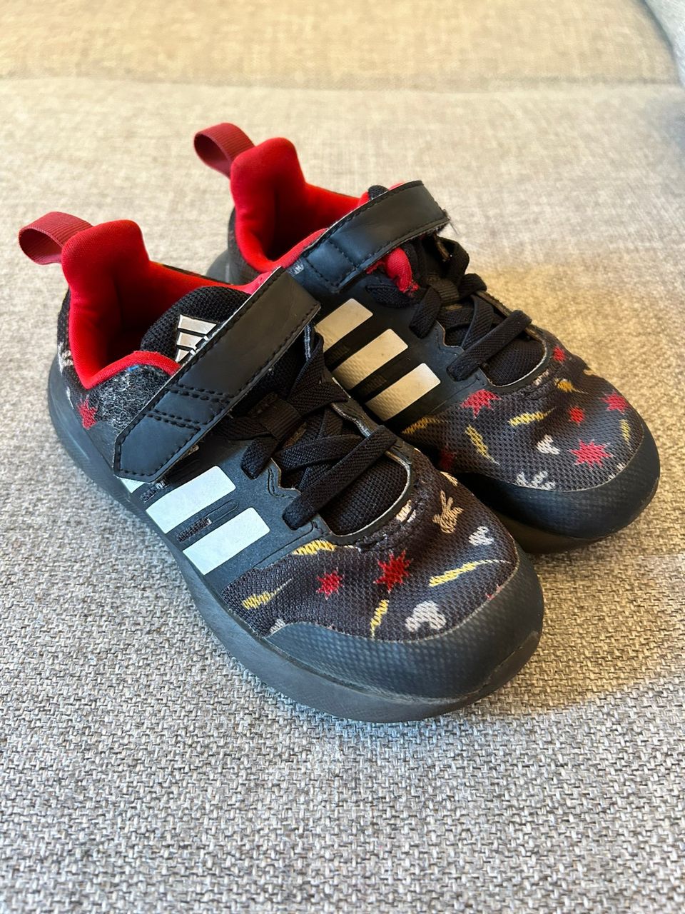 Adidas mikkihiiri lenkkarit koossa 26.5