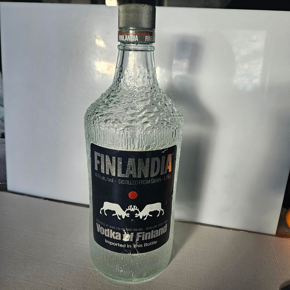 Finlandia Vodka pullo 1 75 l ( tyhjä)