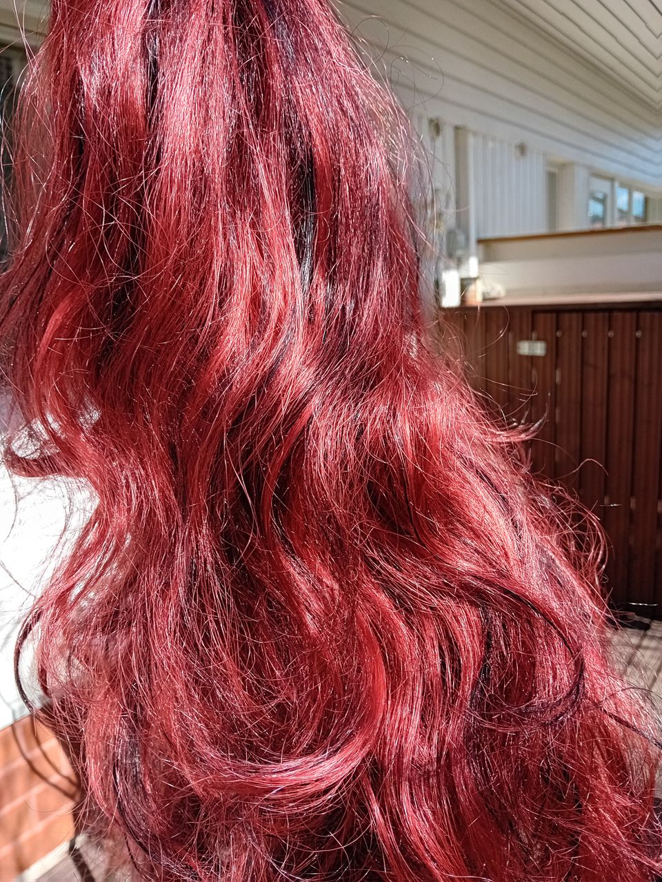 Ihana peruukki punainen, mustin raidoin.