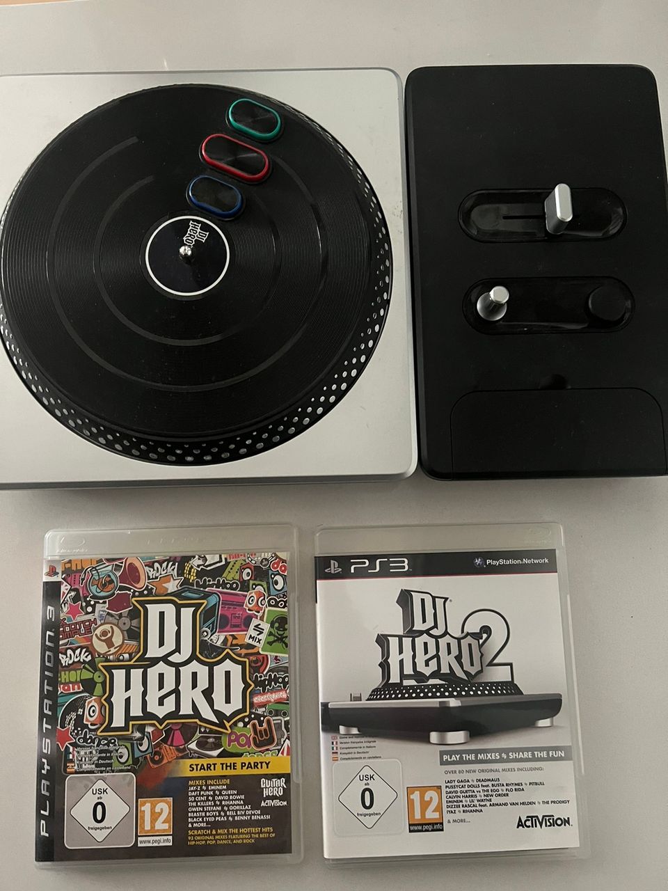 DJ Hero setti, 2 DJ Hero -peliä sekä DJ-deck Playstation 3:lle