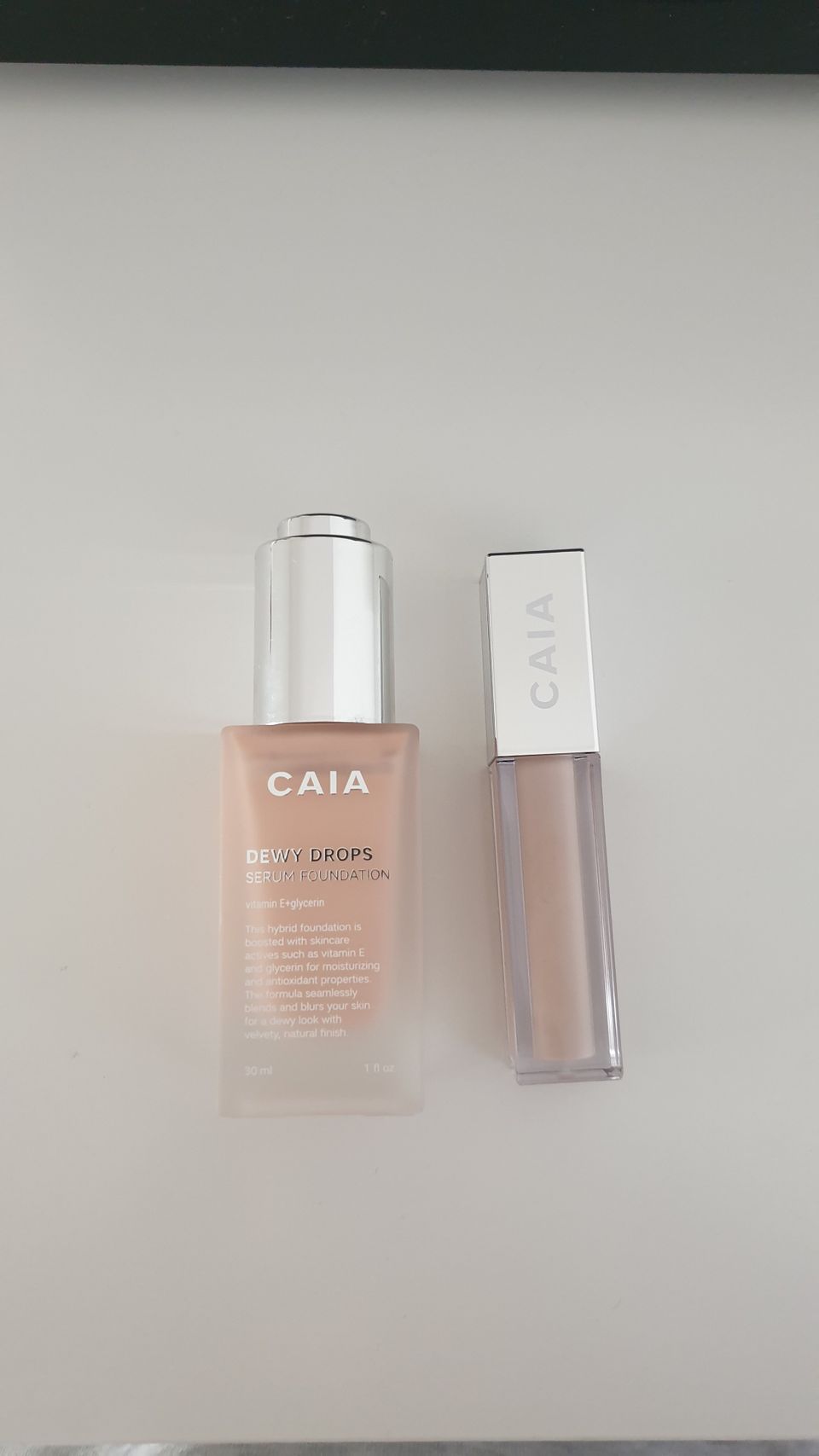 Caia Dewy Drops meikkivoide ja Front Row concealer