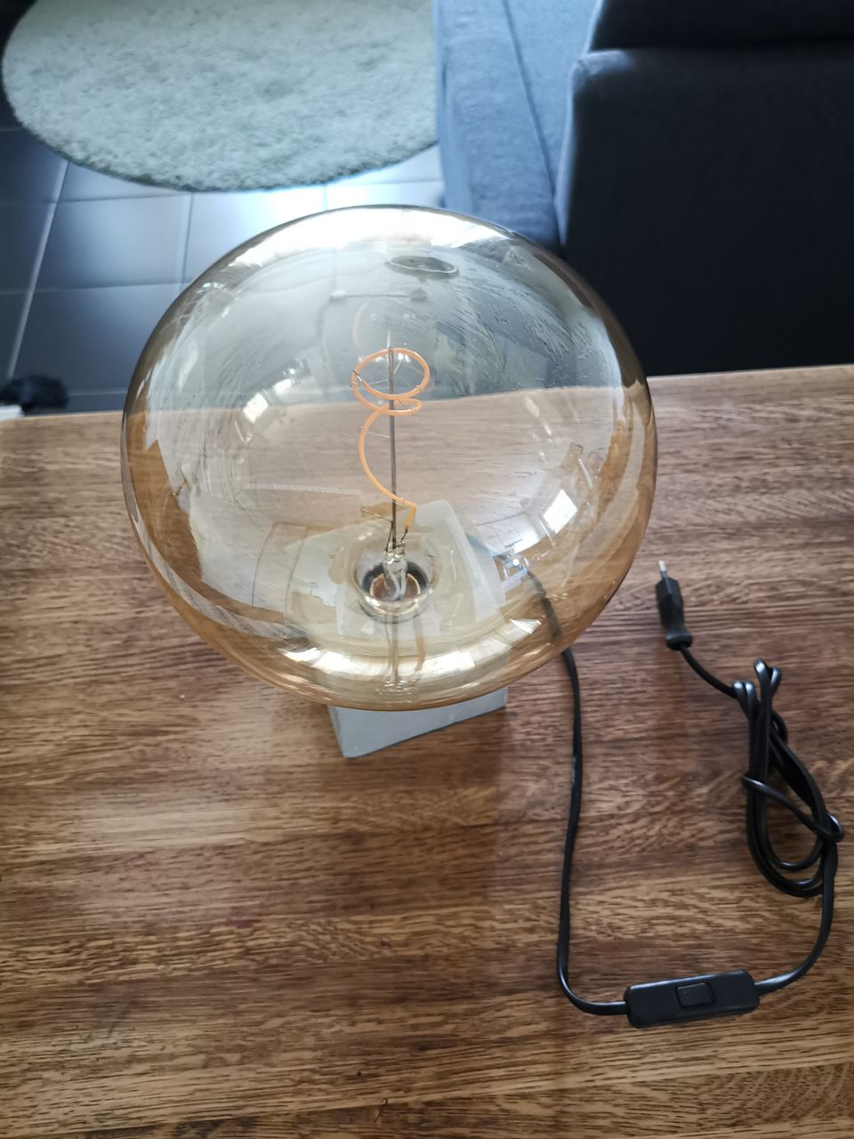 Pöytälamppu koristelampulla
