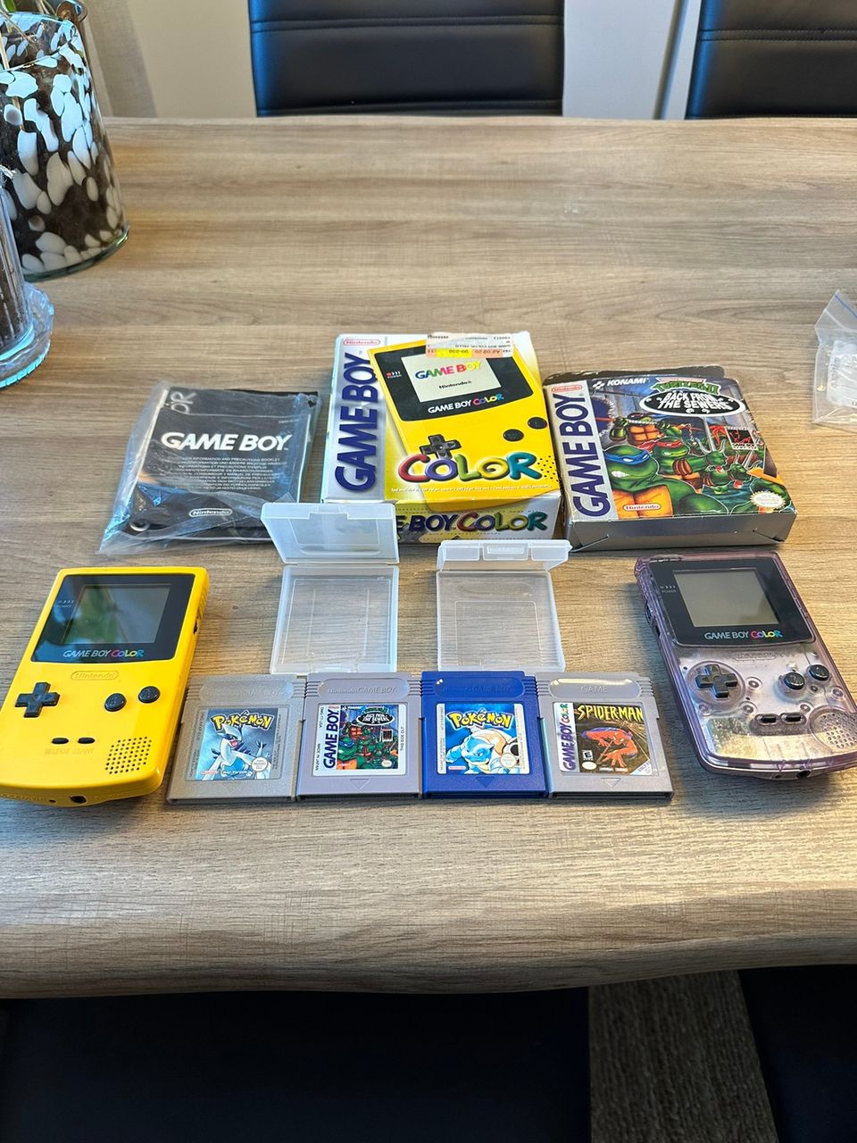 Myydään kaksi Nintendo Game Boy Color käsikonsolia sekä neljä peliä