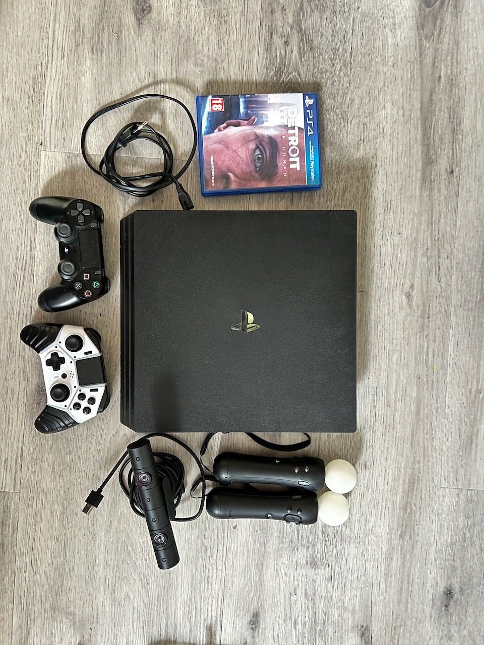 PS4 Pro 1 TB + 2 controllers + Camera and 2 Motion controllers