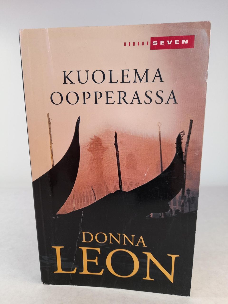 Pokkari, Donna Leon: Kuolema oopperassa