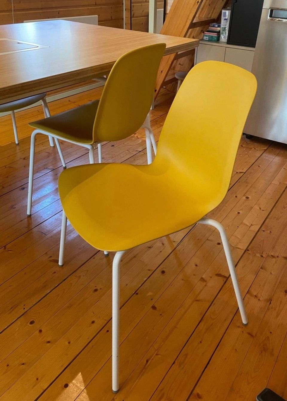 4 keltaista Ikean Lidås tuolia