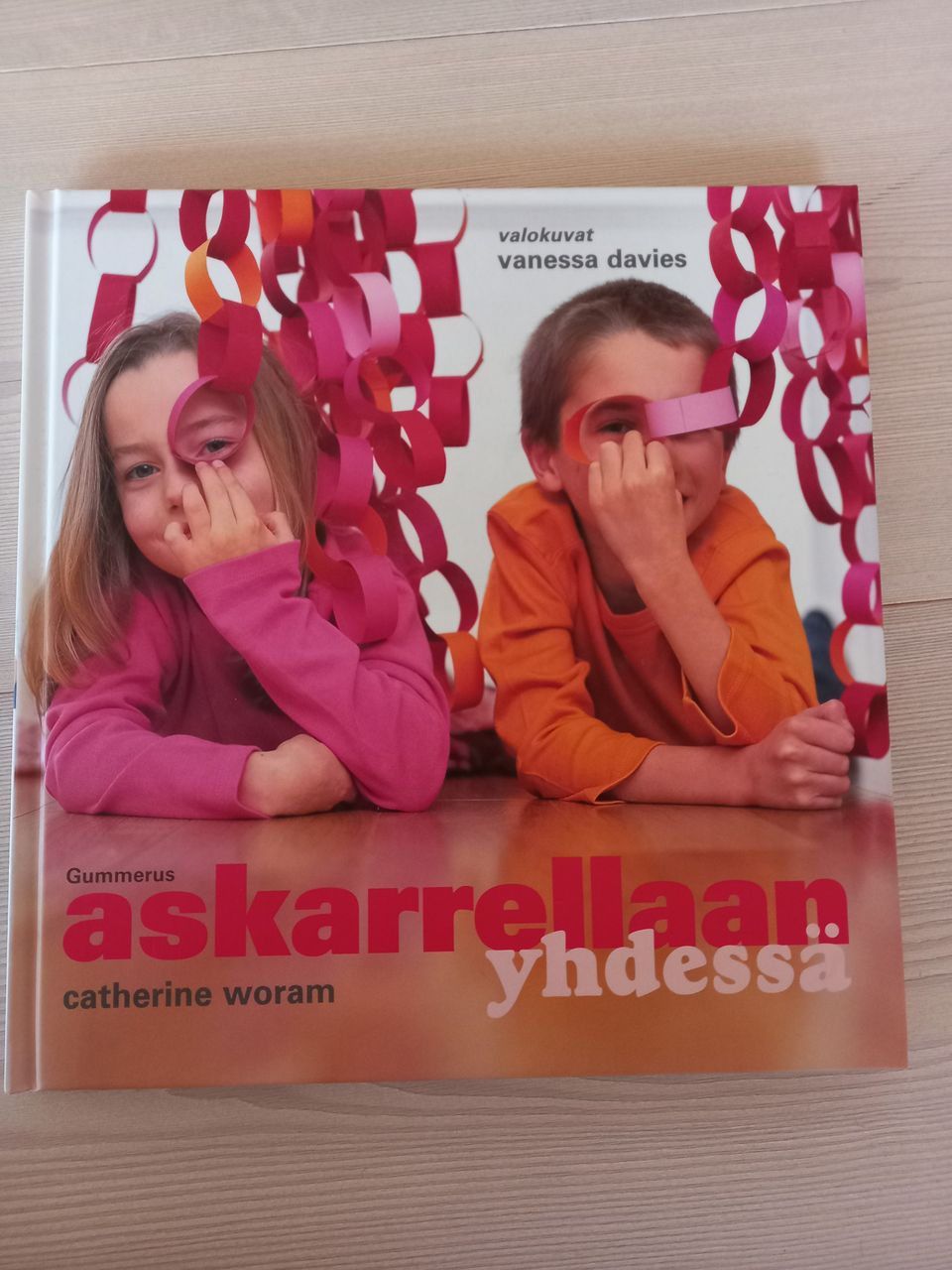 Askarrellaan yhdessä -kirja