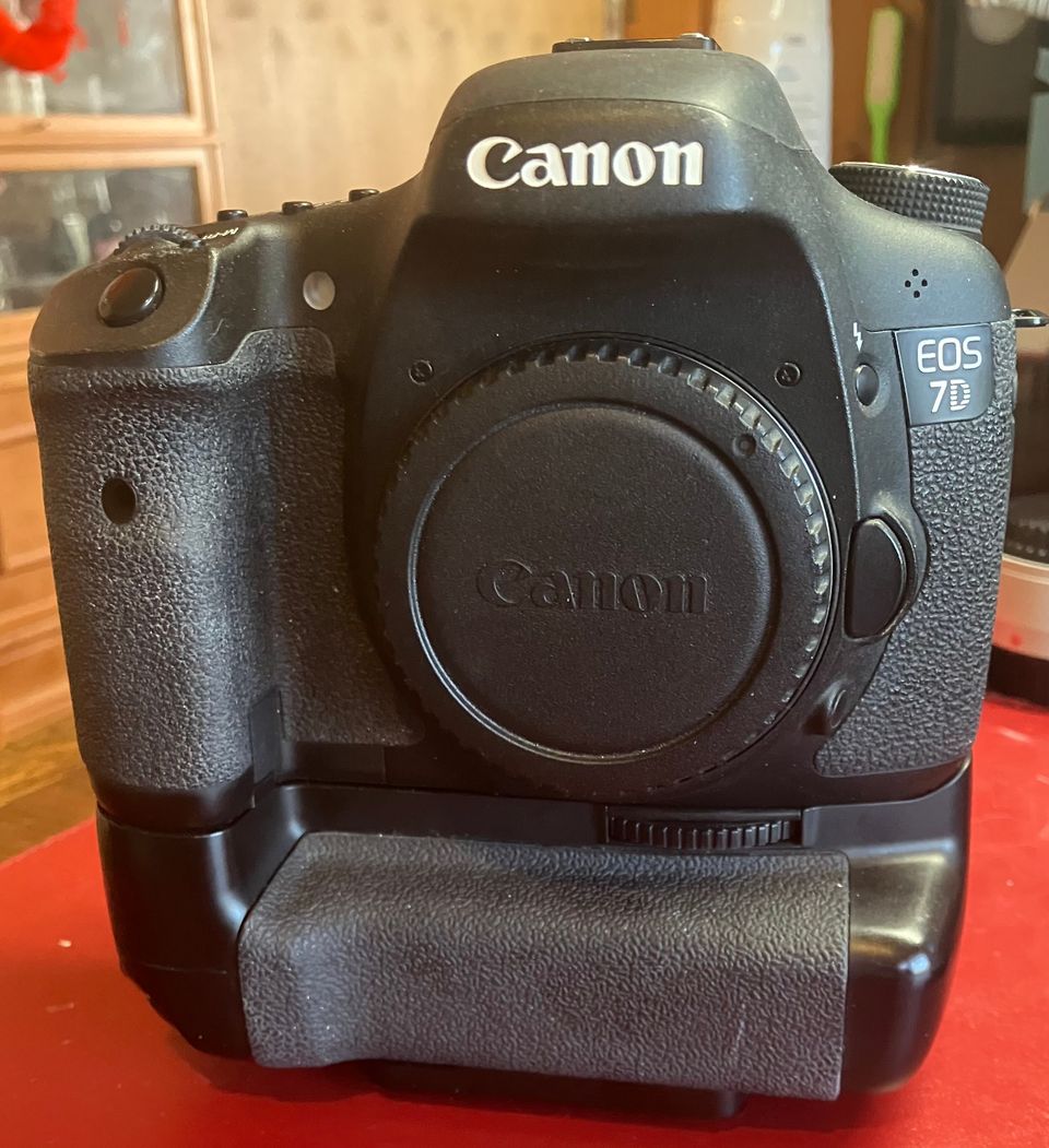 Canon 7D runko + Phottix BP-7D Grip (5127 exp)