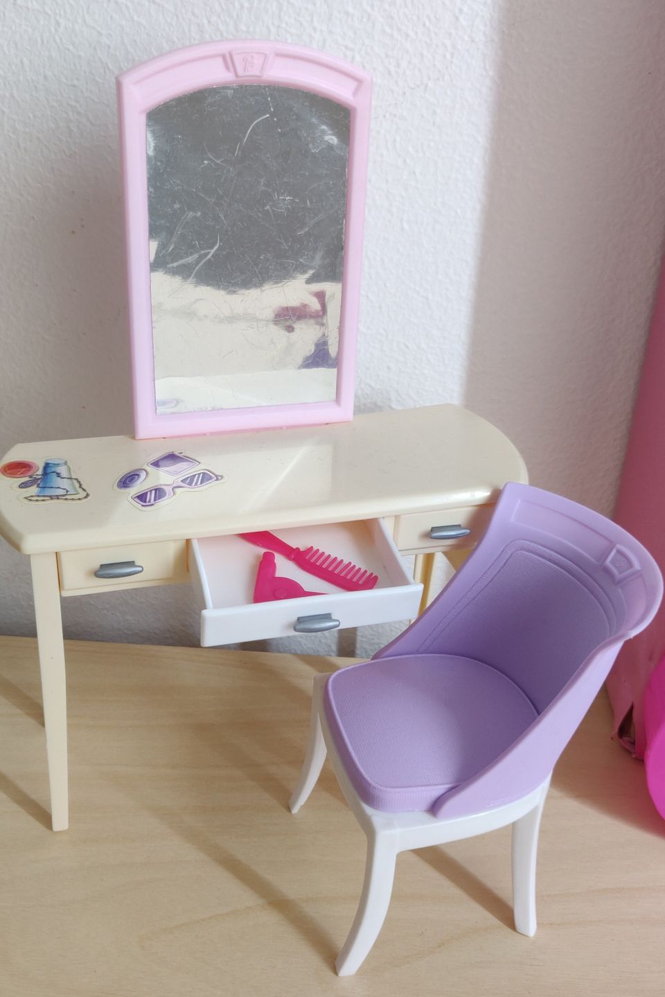 Barbie meikkauspöytä ja tuoli