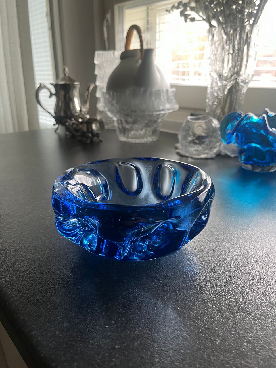 Sininen lasimalja